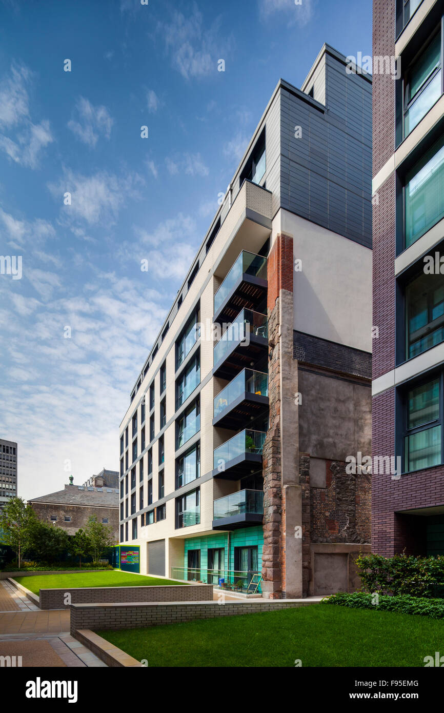 Finzels Reach. Un régime d'utilisation mixte d'appartements de luxe, des logements sociaux, des jardins paysagers, les espaces de bureaux, un espace public de qualité et de plus de 8 300m² de commerces, restaurants et cafés, tous avec un accès complet à l'eau port flottant. Vue sur un angle de l'immeuble. Banque D'Images