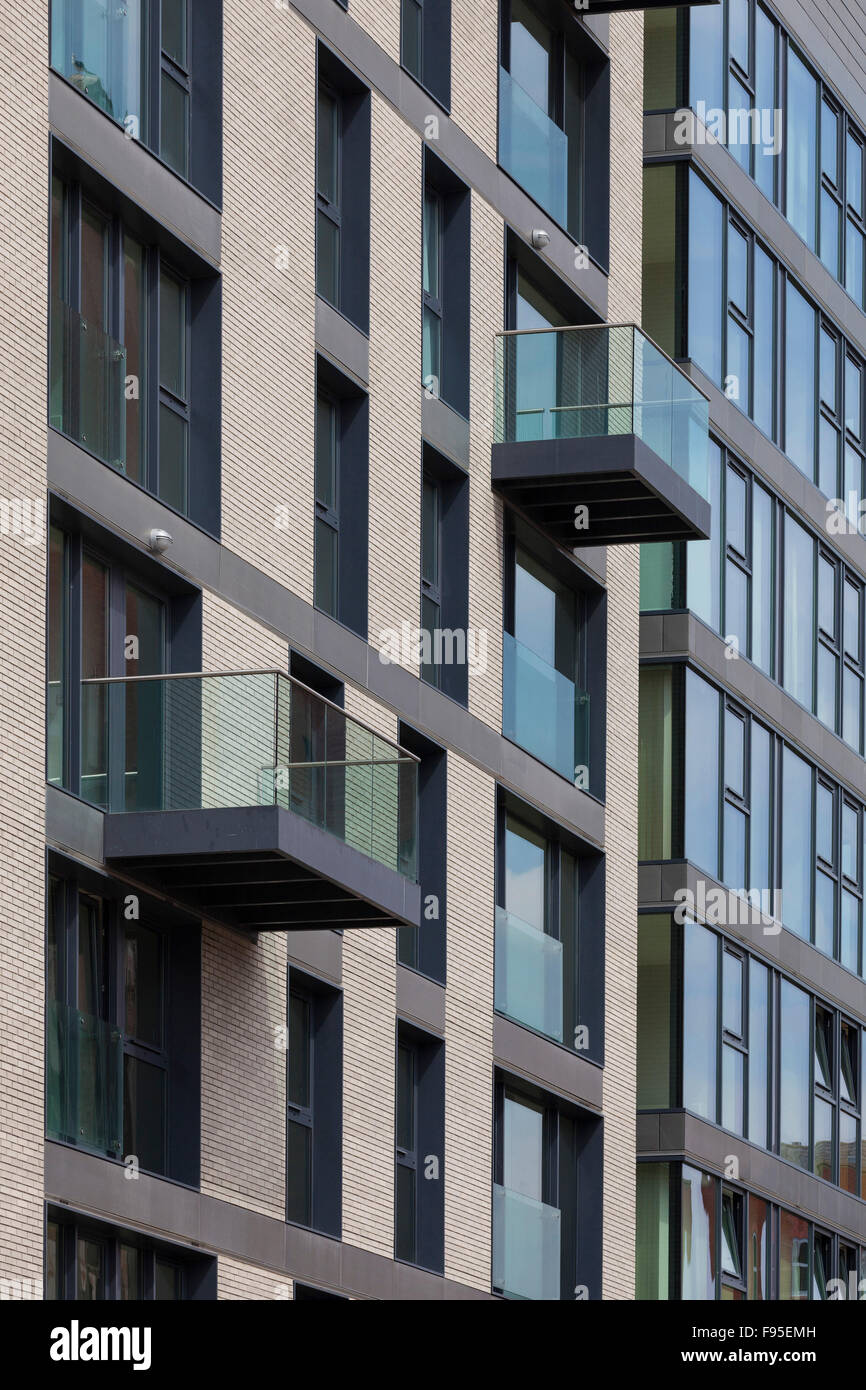 Finzels Reach. Un régime d'utilisation mixte d'appartements de luxe, des logements sociaux, des jardins paysagers, les espaces de bureaux, un espace public de qualité et de plus de 8 300m² de commerces, restaurants et cafés, tous avec un accès complet à l'eau port flottant. Vue extérieure des bâtiments fenêtres et des balcons. Banque D'Images