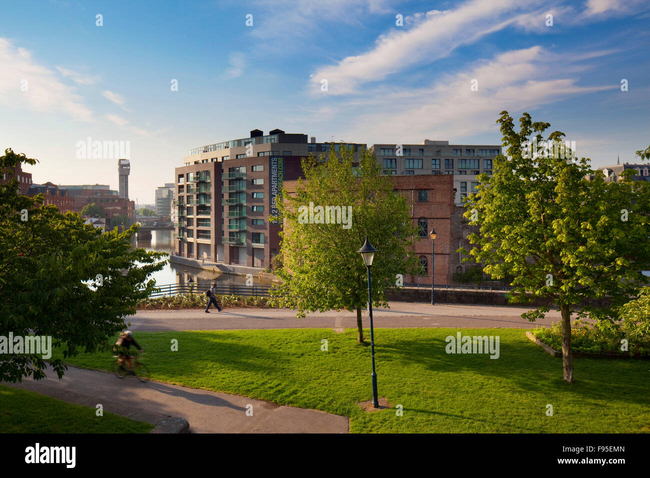 Finzels Reach. Un régime d'utilisation mixte d'appartements de luxe, des logements sociaux, des jardins paysagers, les espaces de bureaux, un espace public de qualité et de plus de 8 300m² de commerces, restaurants et cafés, tous avec un accès complet à l'eau port flottant. Vue extérieure de l'immeuble et ses environs. Pelouse et sentier en vue. Scène urbaine. Banque D'Images