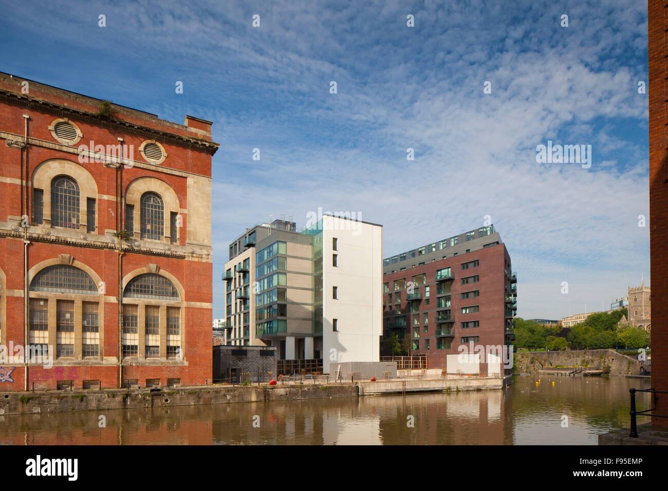 Finzels Reach. Un régime d'utilisation mixte d'appartements de luxe, des logements sociaux, des jardins paysagers, les espaces de bureaux, un espace public de qualité et de plus de 8 300m² de commerces, restaurants et cafés, tous avec un accès complet à l'eau port flottant. Vue extérieure de Finzels Reach. Contraste des styles architecturaux. Banque D'Images