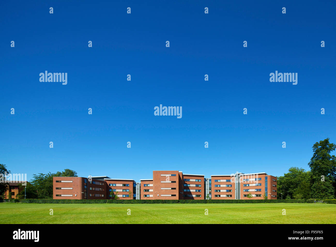 Mackinder et Stenton halls of residence, Université de Reading, Berkshire. Vue éloignée sur les couloirs de l'Université de Reading. Banque D'Images