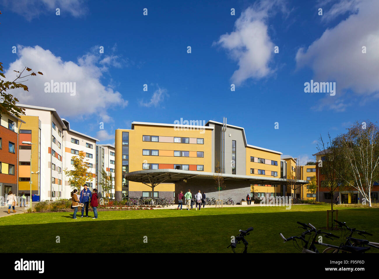 Mackinder et Stenton halls of residence, Université de Reading, Berkshire. Voir l'établissement de couloirs avec les élèves autour de la marche. Pelouse devant les bâtiments. Banque D'Images