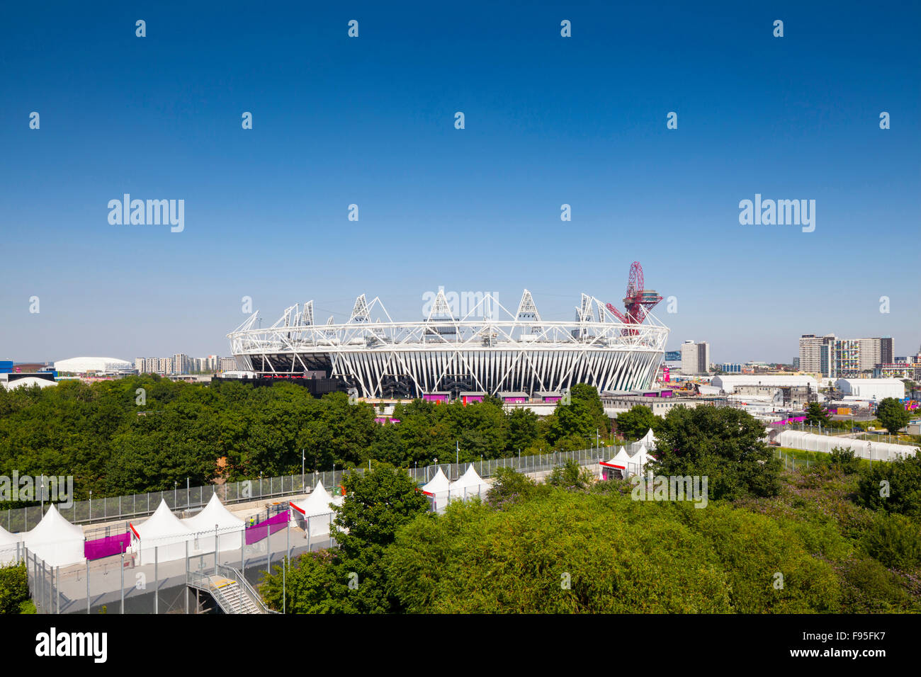 Le stade olympique de Londres est situé sur une île en forme de losange entre deux cours d'eau, situé dans le sud Banque D'Images
