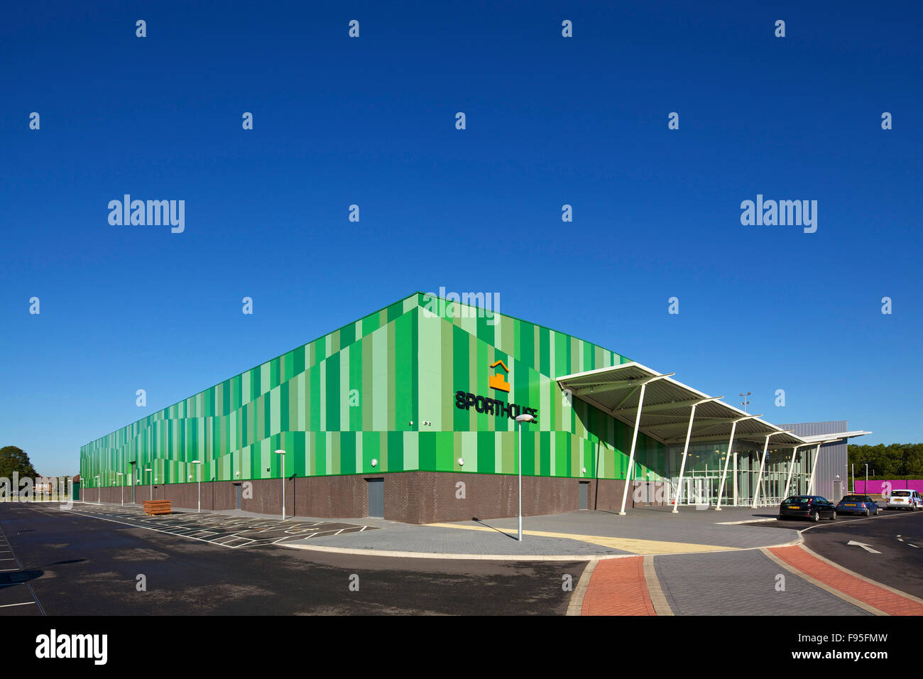 Sporthouse, Mayesbrook Park Sports Arena, Dagenham. Vue extérieure du lieu Sporthouse et son parking à Dagenham. Banque D'Images