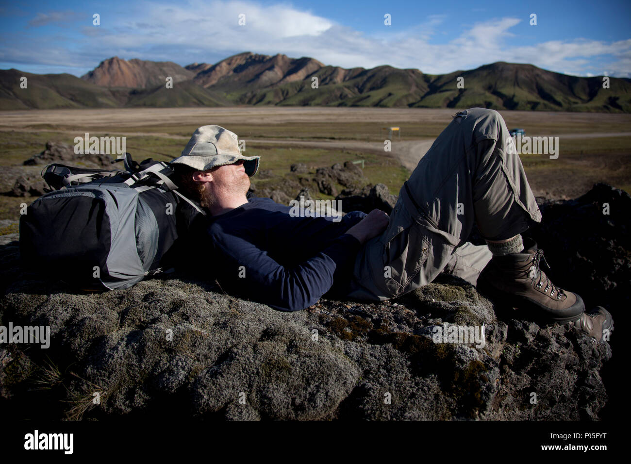 Randonneur au repos dans la réserve naturelle de Fjallabak, Islande Banque D'Images