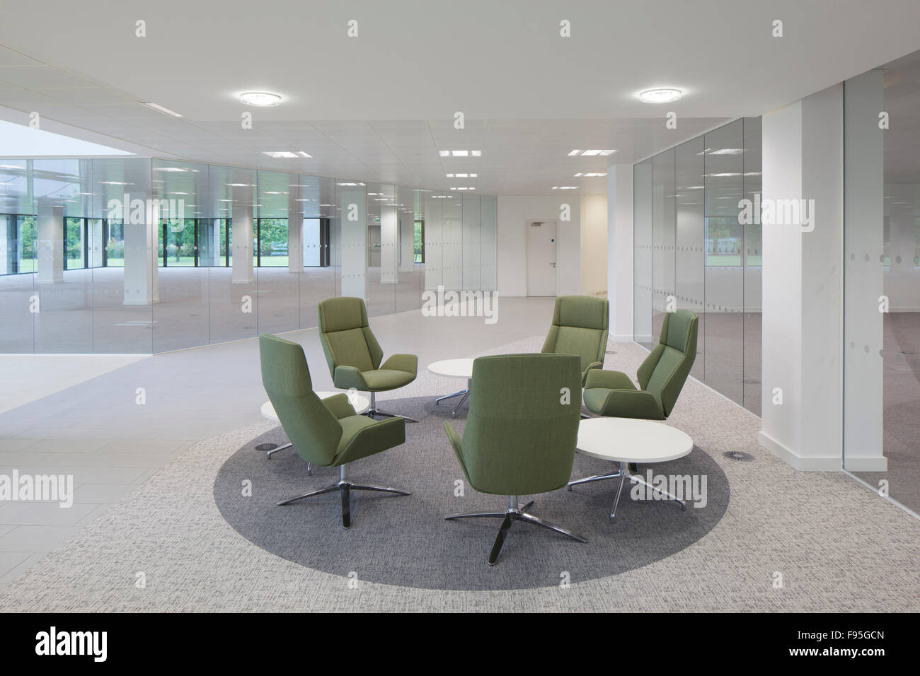 Le bâtiment du Capitole, Bracknell. Vue intérieure d'une zone de bureaux modernes dans le bâtiment du Capitole. Baies vitrées dans la distance. Banque D'Images