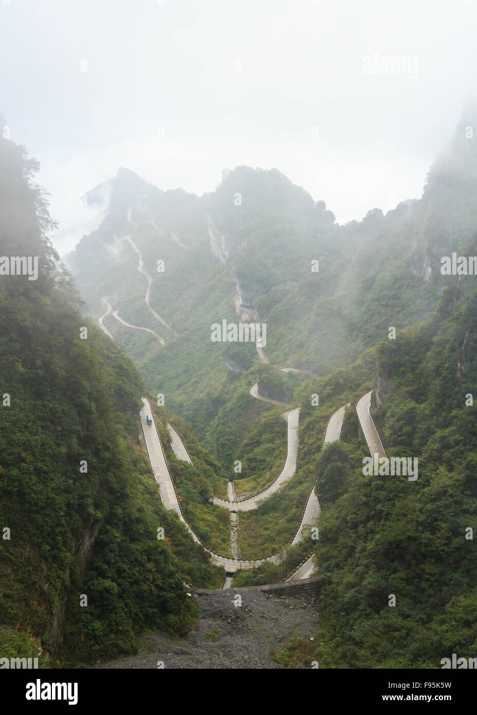 Parc national de Zhangjiajie ( tian zhi shan ) ( Tianzi Mountain ) et le brouillard , Chine Banque D'Images