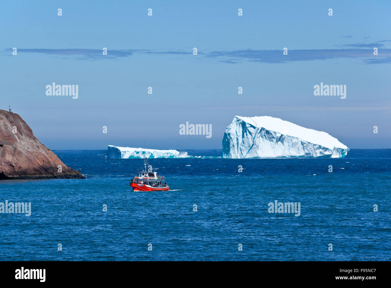 Excursion en bateau de retour d'une excursion qui inclus une boucle autour des icebergs à l'extérieur de l'entrée au port de St. John's, Banque D'Images