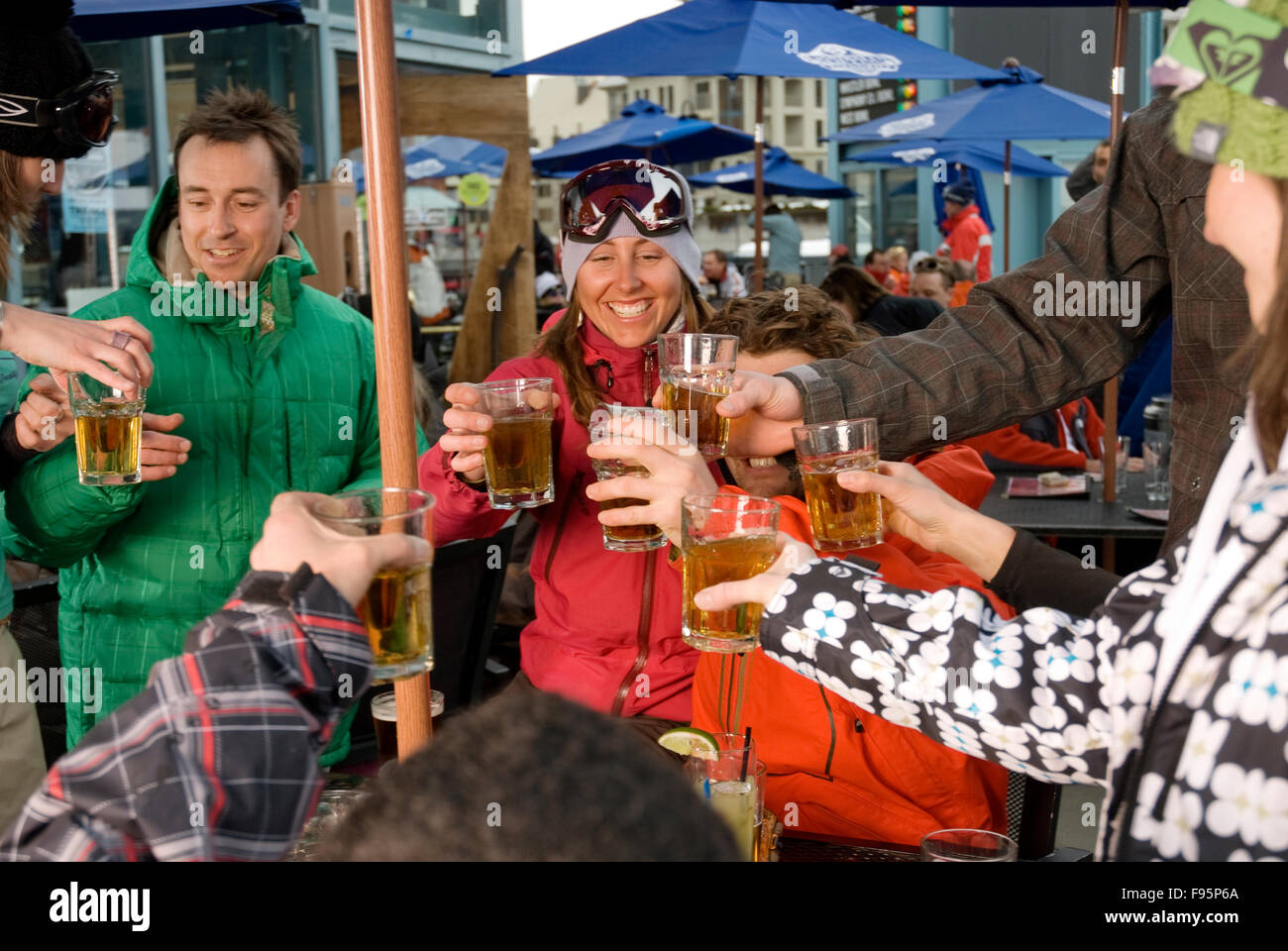 Groupe jouit d'un snack-apresski et boire sur la terrasse du bar de l'entreprise de levage de Garibaldi à Whistler, BC Banque D'Images