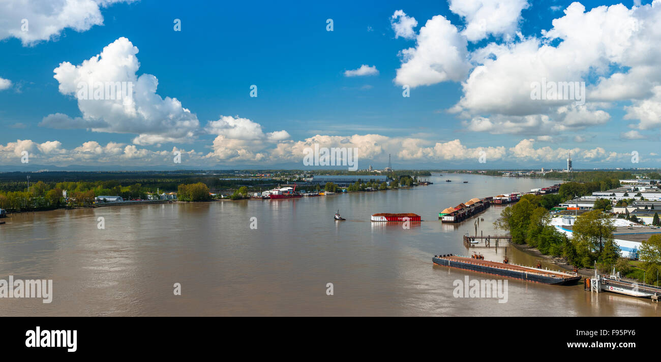 Tirant de Remorqueur Chaland de copeaux complète sur le fleuve Fraser. Banque D'Images