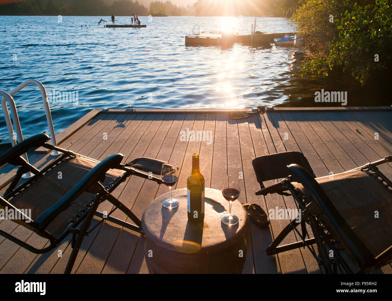 Lac Langford, près de Victoria, C.-B., Canada, est un lac d'eau douce pour la baignade, se détendre et explorer pour les résidents et les visiteurs. Banque D'Images