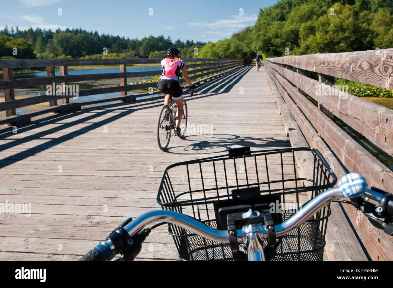 Cyclistes roulent le pont sur chevalets Blenkinsop dans le cadre d'une journée de la navette pour le centre-ville de Victoria, BC Banque D'Images