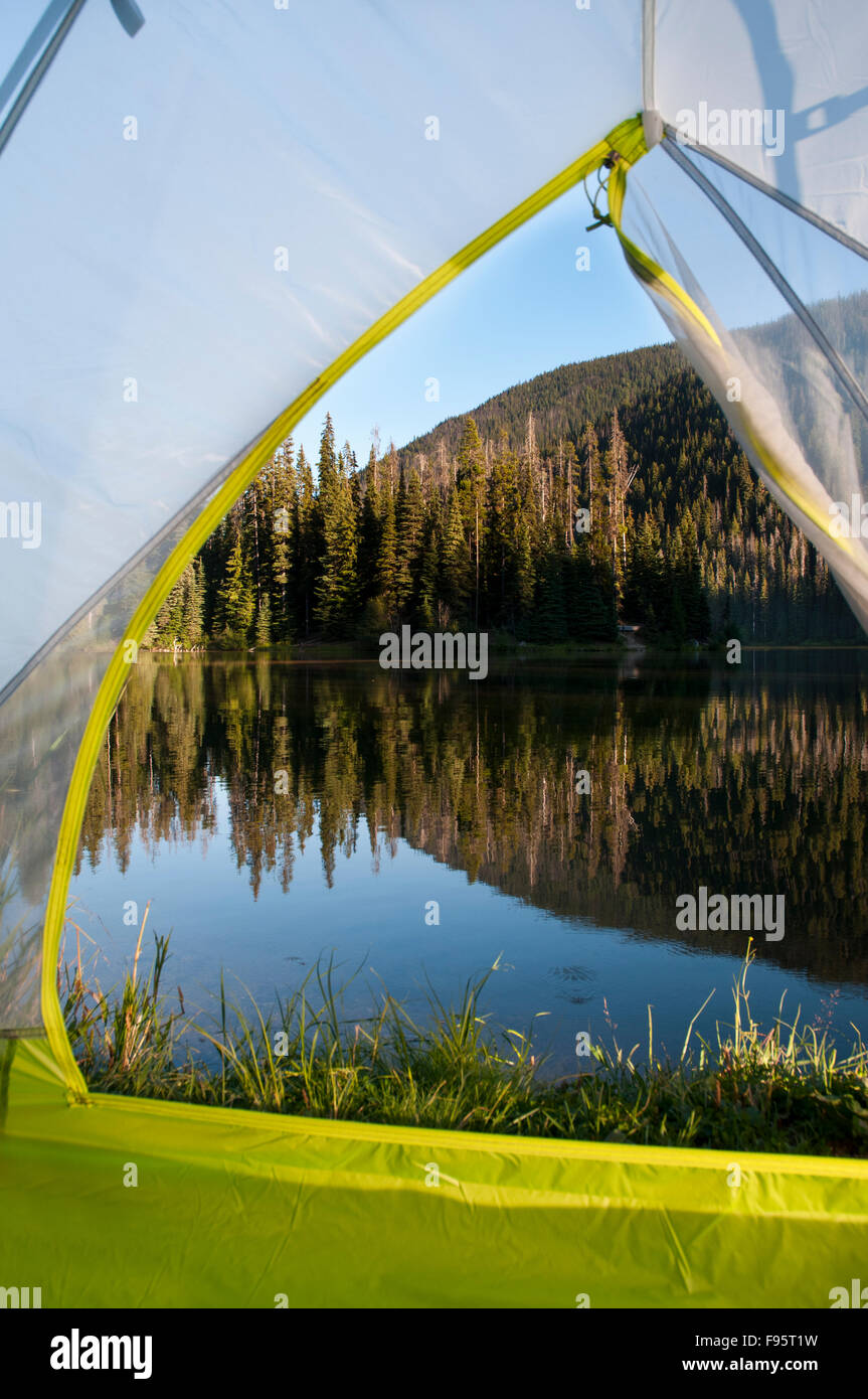 Une tente est mis en place par la foudre dans le lac Manning Park, BC, Canada Banque D'Images