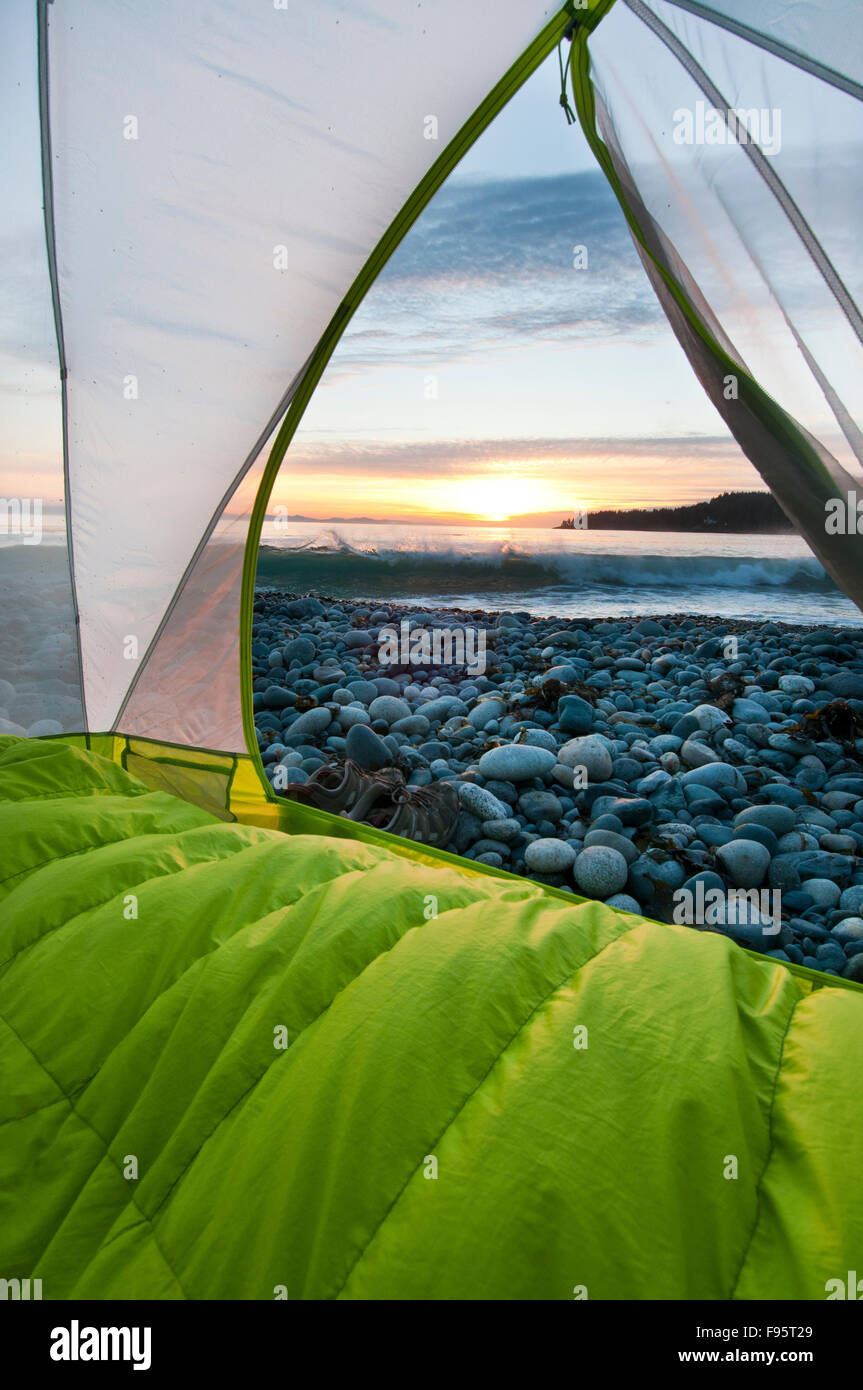 Camping le long du Juan de Fuca trail comprend oceanside places tente à côté de l'océan. Banque D'Images