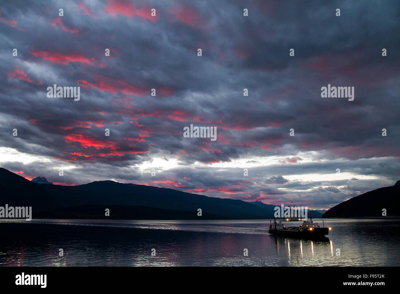 Lac Arrow, Ferry, Coucher du soleil, l'abri Bay Ferry, Galena Bay, montagnes Monashee, Nakusp, Revelstoke, l'autoroute 23 Sud, British Banque D'Images