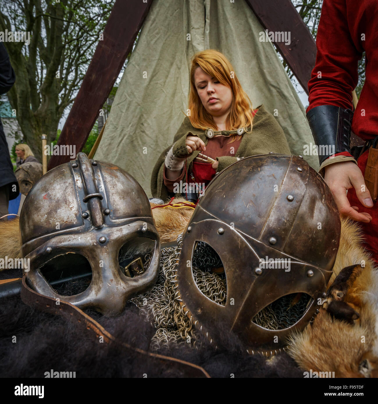 Femme vêtue de vêtements traditionnels viking avec des casques, le jour de l'indépendance de l'Islande, le 17 juin, Reykjavik, Islande Banque D'Images