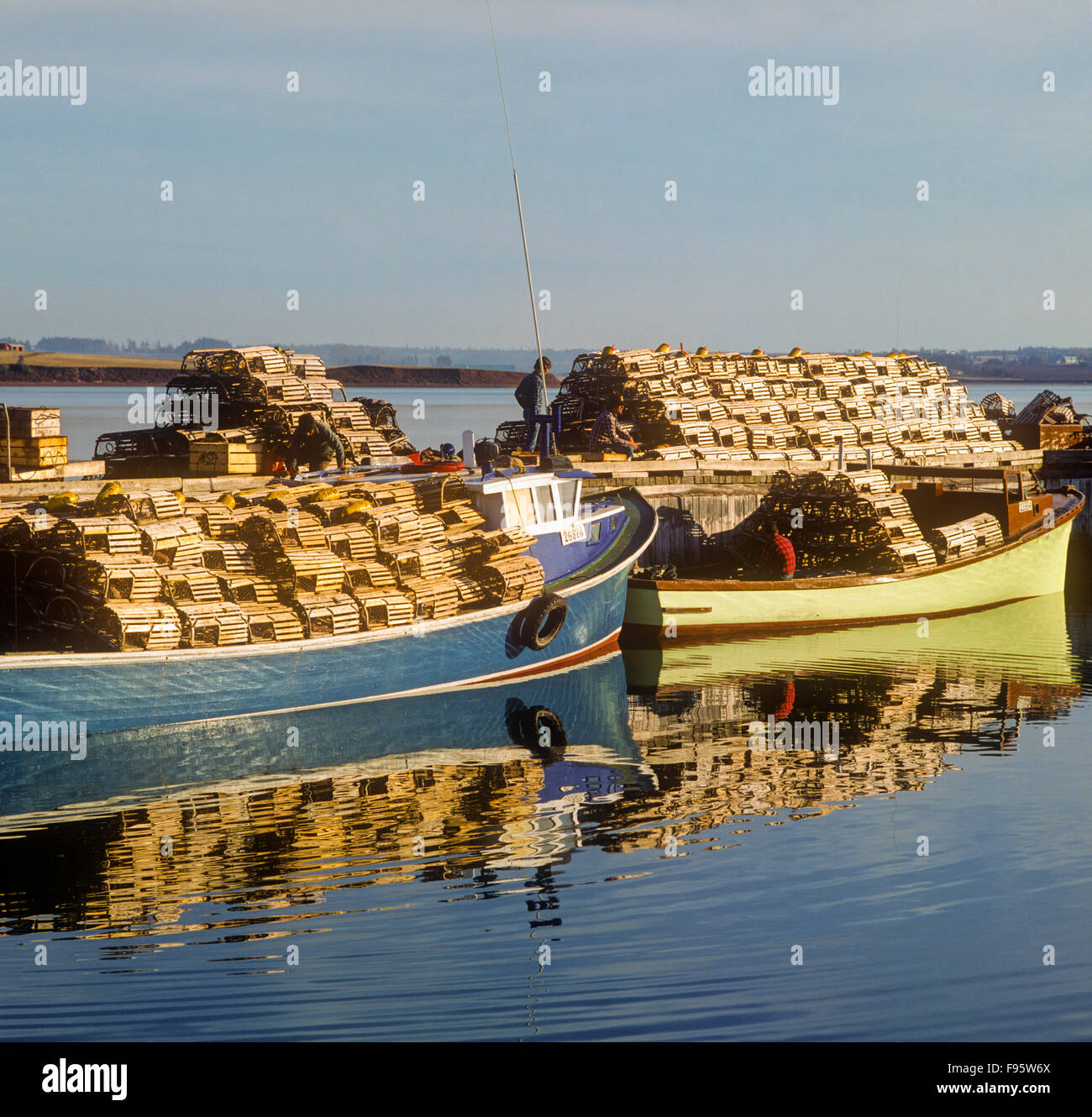 Les casiers à homard et bateaux sur le quai prêt pour l'établissement day, North Rustico, Prince Edward Island, Canada Banque D'Images