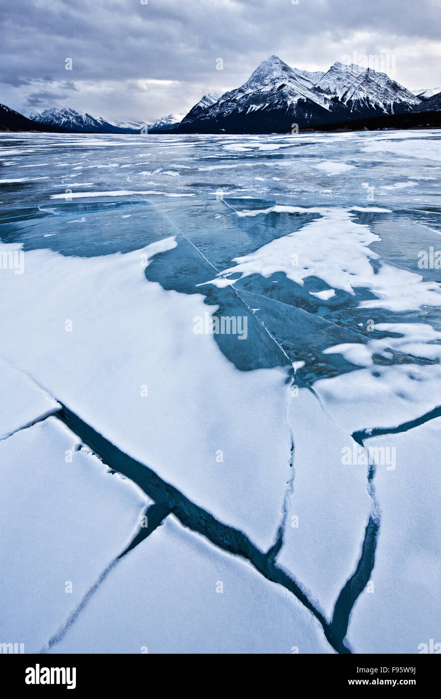 Le Lac Abraham et Elliot pic en hiver, les plaines de Kootenay, Bighorn Wildlands, Alberta Banque D'Images