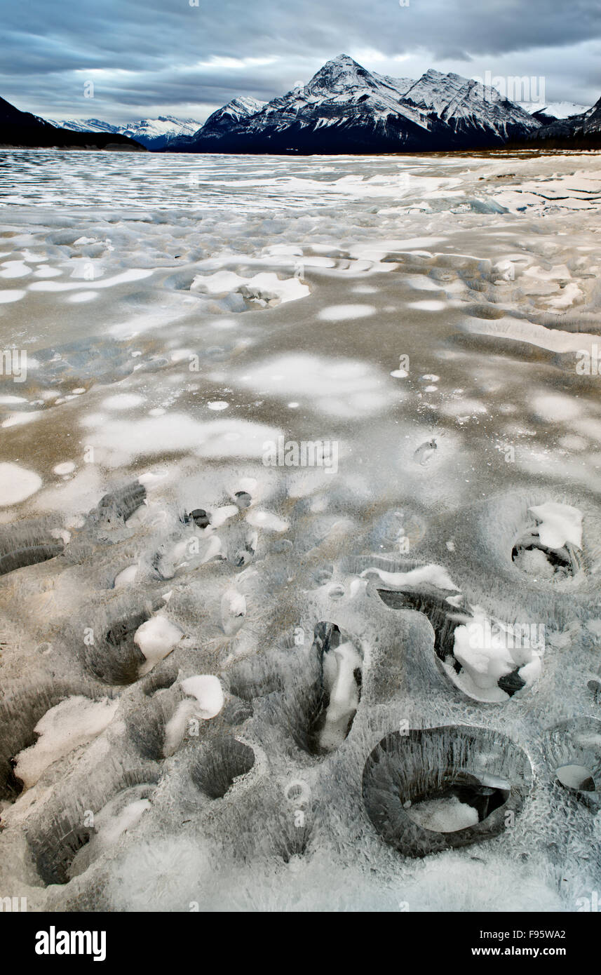 Le Lac Abraham et Elliott pic en hiver, les plaines de Kootenay, le mouflon d'incendies, Alberta, Canada Banque D'Images