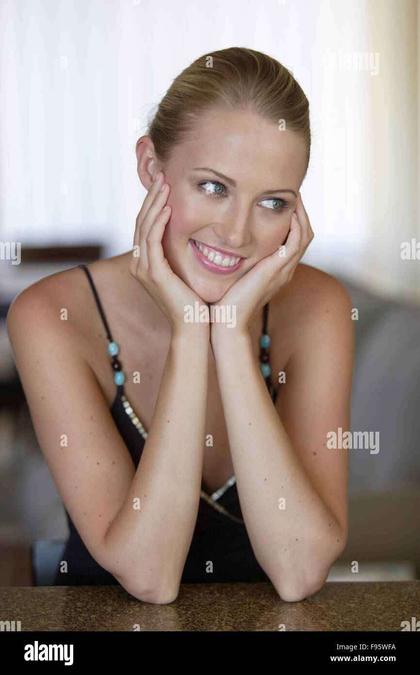 Portrait of smiling young woman Banque D'Images