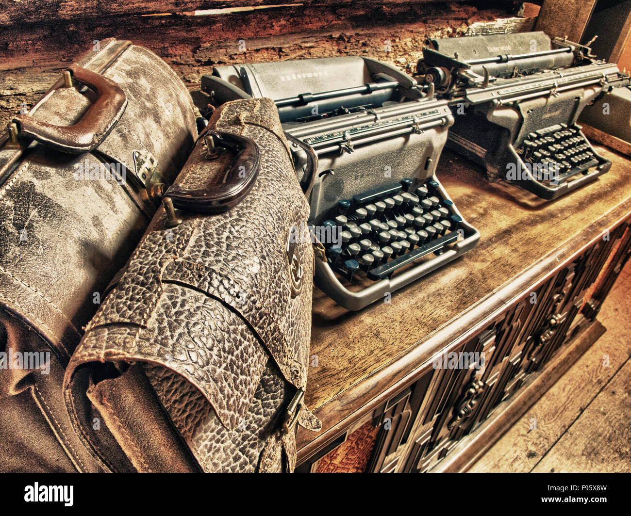 Valises antiques et machine à écrire, de l'eau Valley, Alberta Banque D'Images