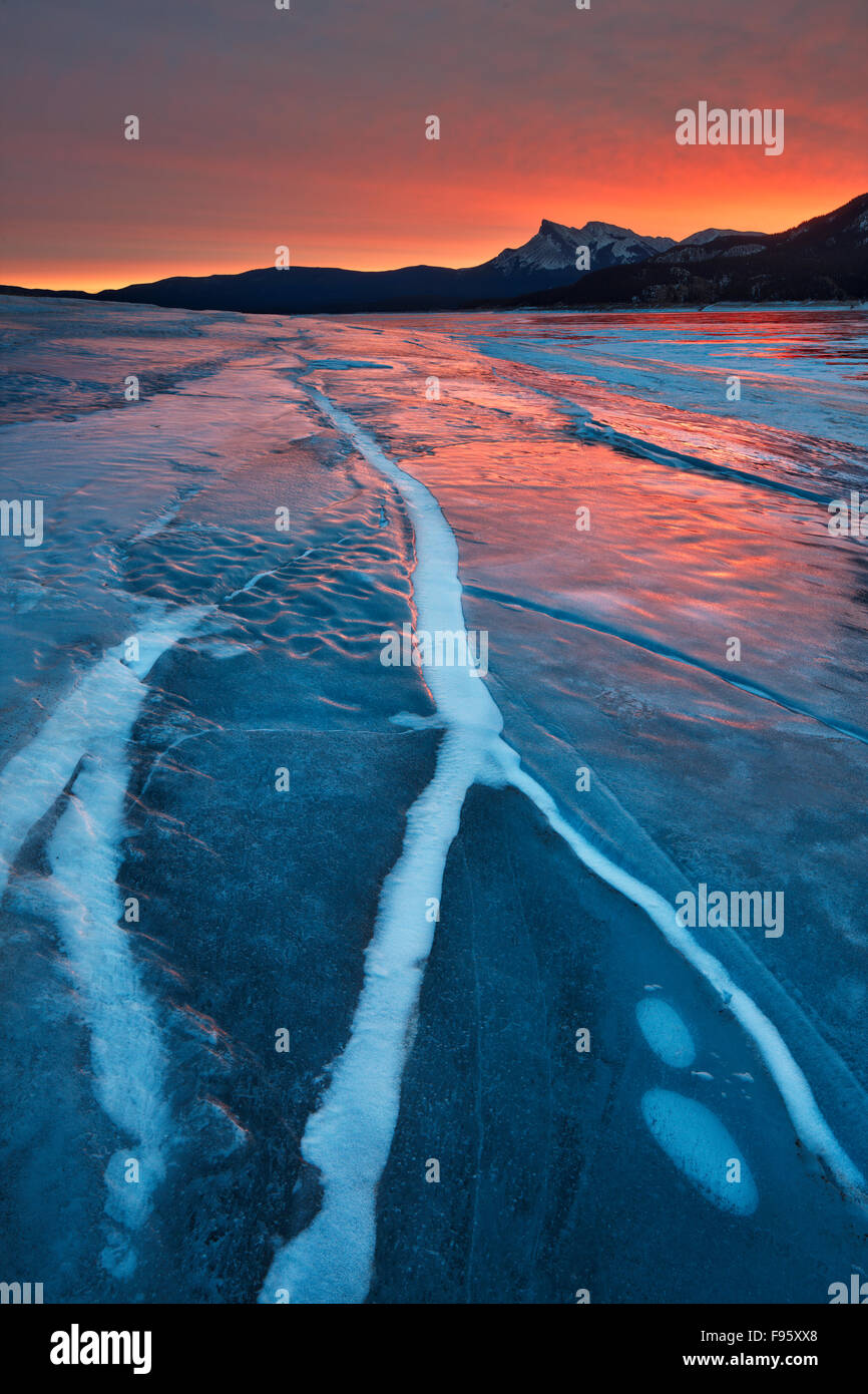 Le Lac Abraham et pic de Kista en hiver, Kootenay Plains, Alberta, Canada Banque D'Images