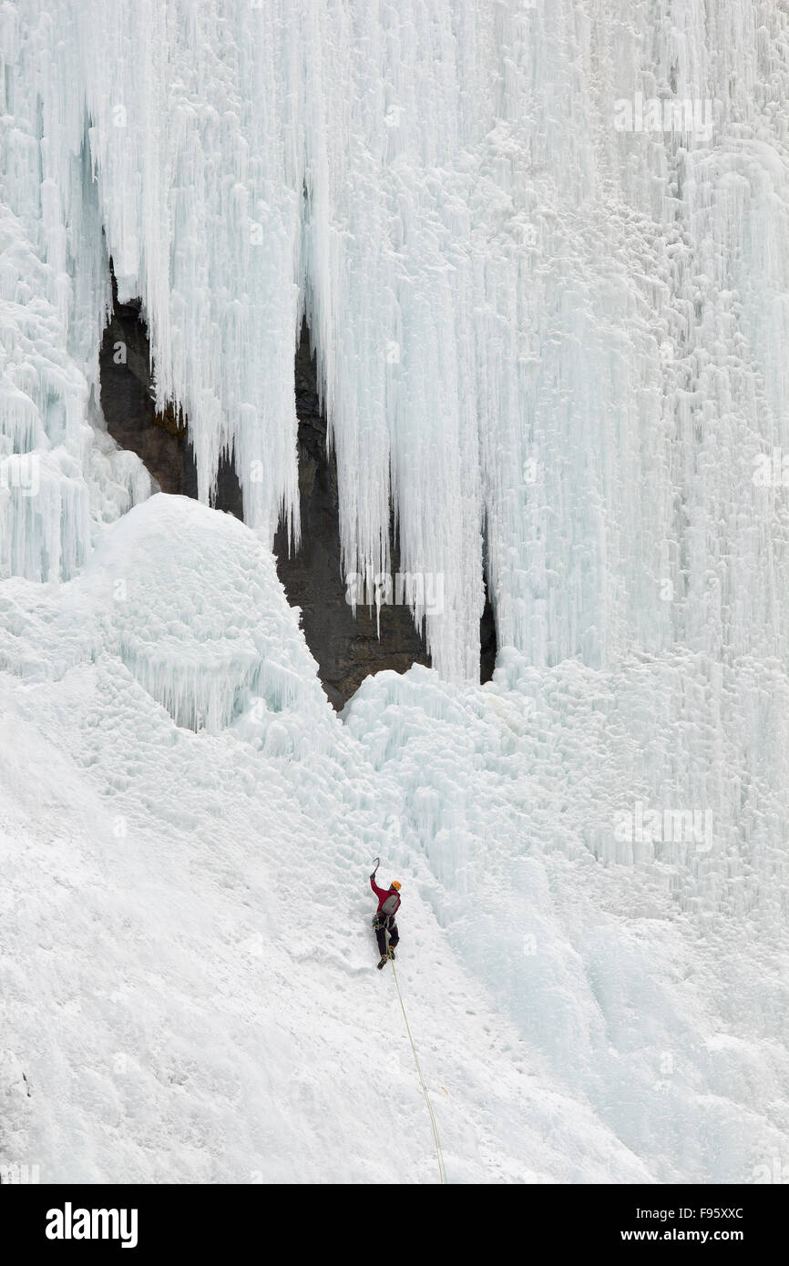 La Paroi en pleurs en hiver avec ice climber, promenade des Glaciers, Banff National Park, Alberta, Canada Banque D'Images