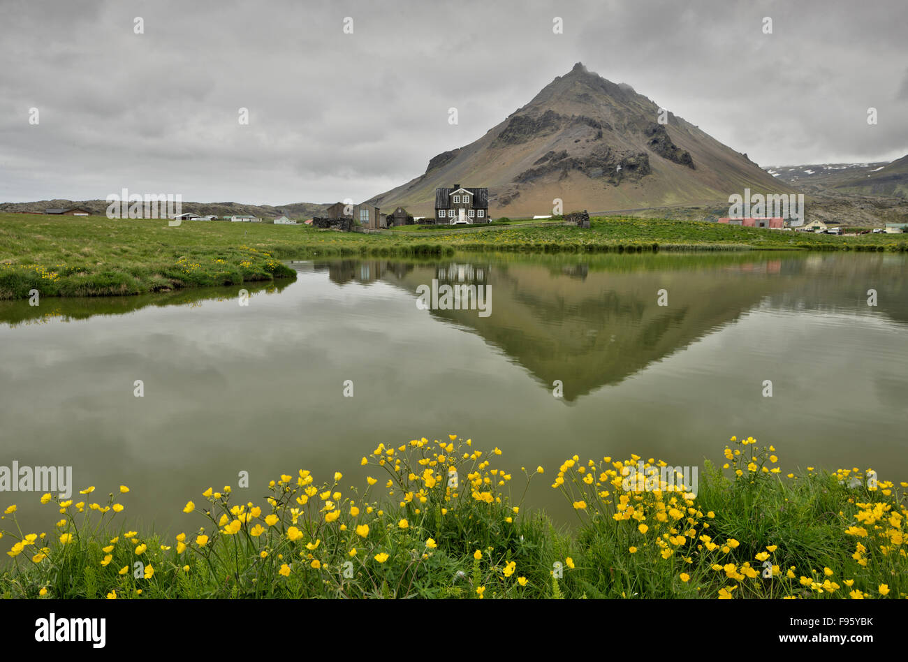 Arnarstapi village de pêcheurs au pied de Mt. Stapafell Péninsule de Snæfellsnes, l'Islande. Banque D'Images