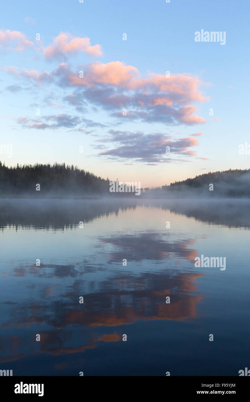 Tôt le matin sur le lac Le Jeune, en Colombie-Britannique. Banque D'Images