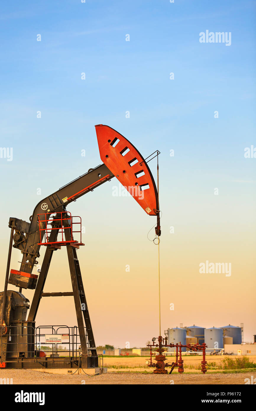 Jack la pompe à huile dans le champ de pétrole de Bakken, près d'Estevan, Saskatchewan, Canada Banque D'Images