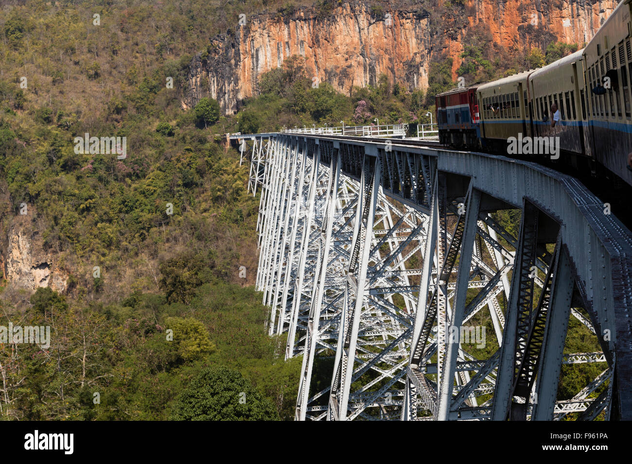 Un train traverse la célèbre Gokteik Viaduct, 122m de haut, l'itinéraire du train de Pyin Oo Lwin à Hsipaw, Shan, Myanmar Banque D'Images