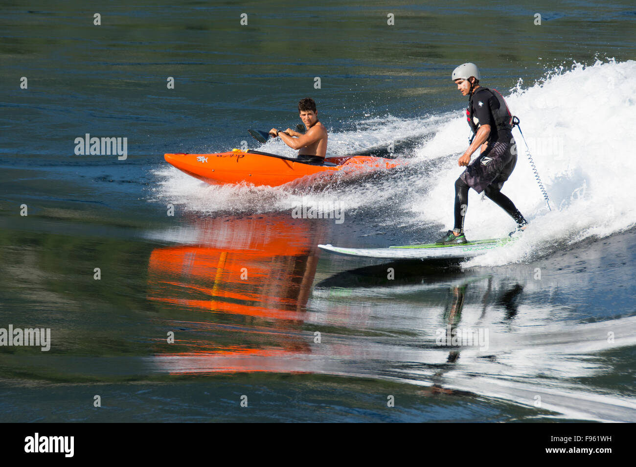 Whitewater kayaker et stand up paddleboarder sur marée montante à Skookumchuck Narrows, Sechelt Inlet, Sunshine Coast ( Banque D'Images