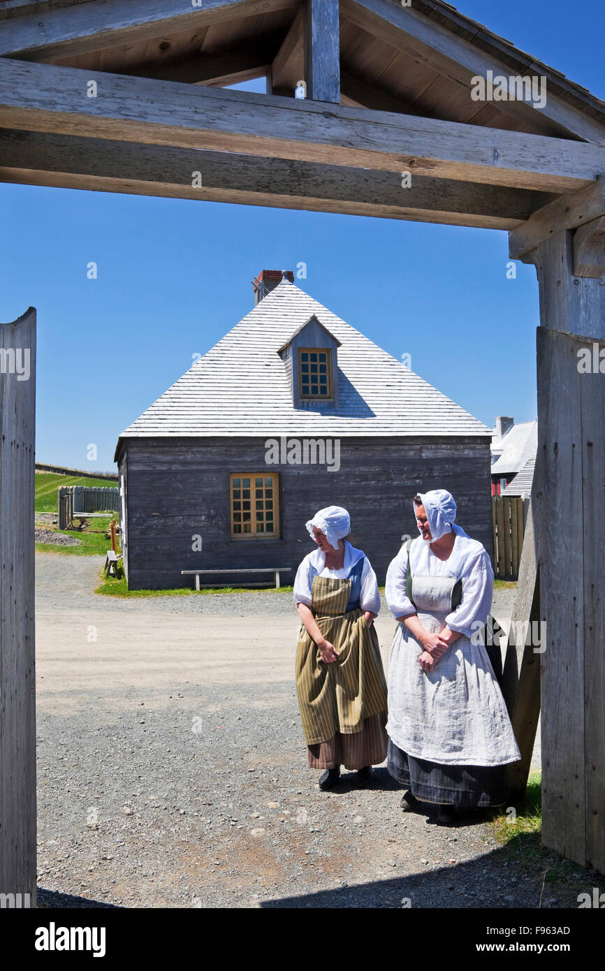 Deux femmes en costumes des fonctionnaires dans le cadre de la reconstitution de la vie quotidiennes au 18ème siècle la forteresse de Louisbourg. Dans l Banque D'Images