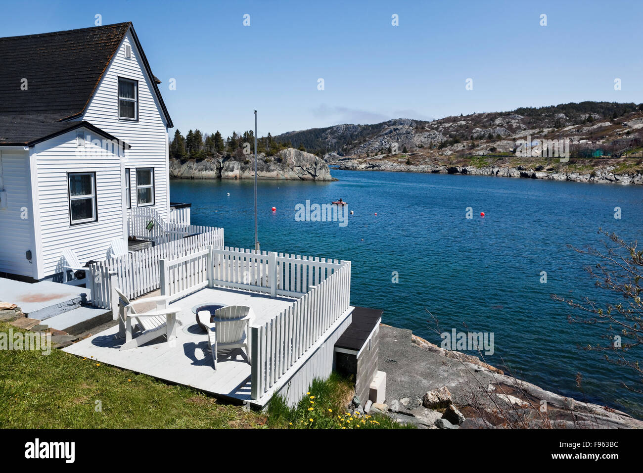 Maison blanche avec terrasse sur le bord de Brigus Cove, Brigus, Terre-Neuve, Canada Banque D'Images