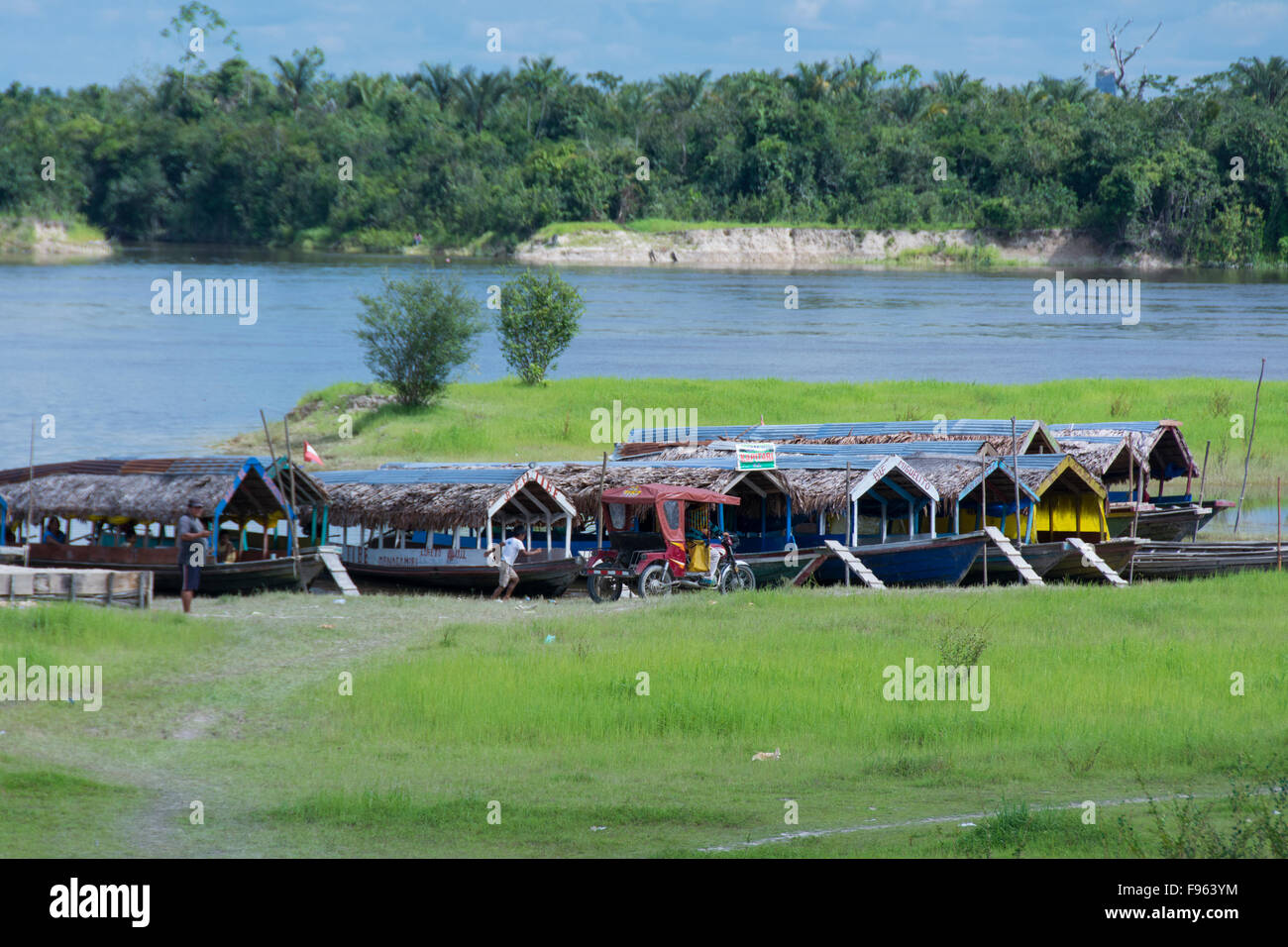 Bateaux de rivière, Manacamiri, fleuve Amazone, au Pérou Banque D'Images