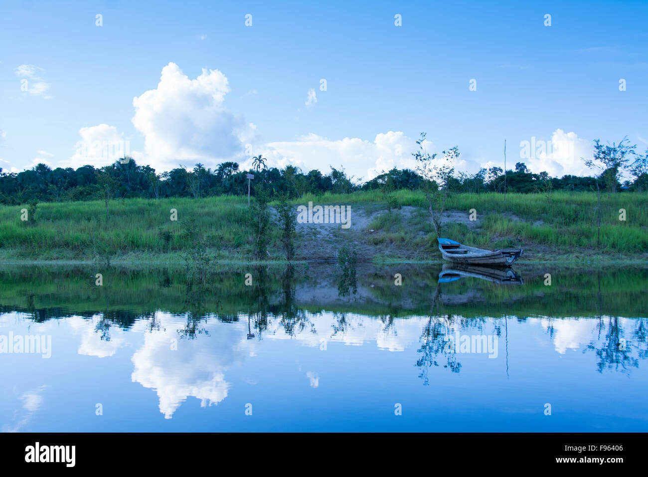 Bateaux de rivière, Manacamiri, fleuve Amazone, au Pérou Banque D'Images