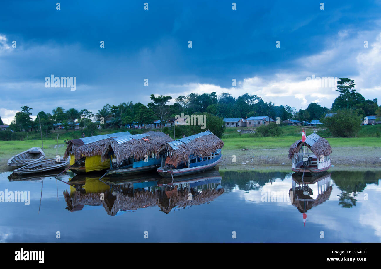 Bateaux de rivière, Manacamiri, fleuve Amazone, au Pérou Banque D'Images
