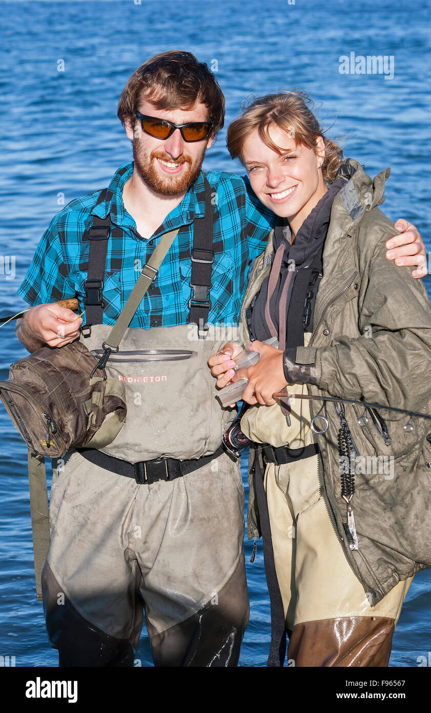 Un beau couple flyfishing posent pour une photo alors que la pêche à la plage près de Resort Cluxewe pPort McNeill. L'île de Vancouver, Banque D'Images