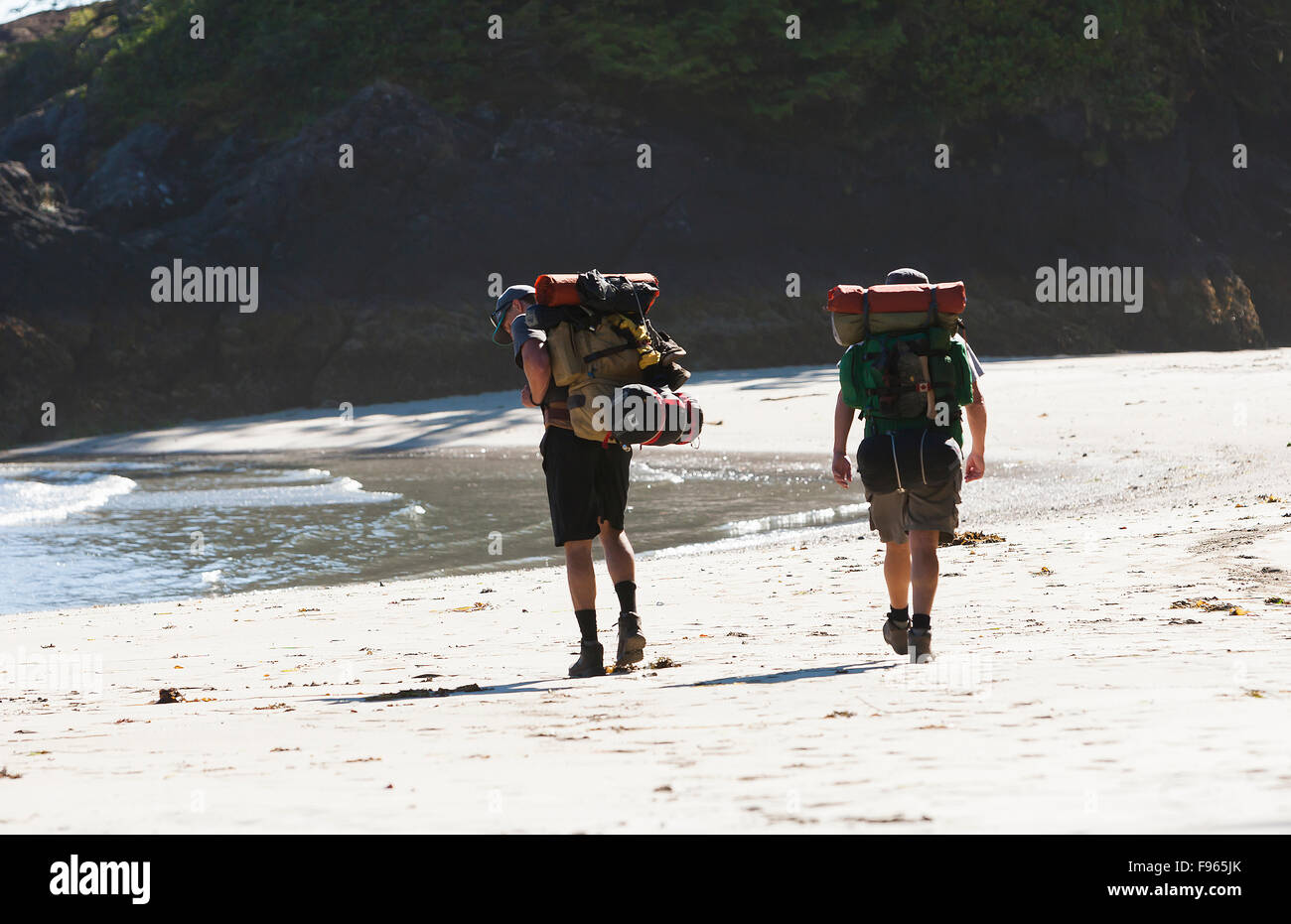Deux randonneurs se promener le long de la plage de San Jose Bay, à la recherche d'un camping pour la nuit. Baie de San Jose. Banque D'Images