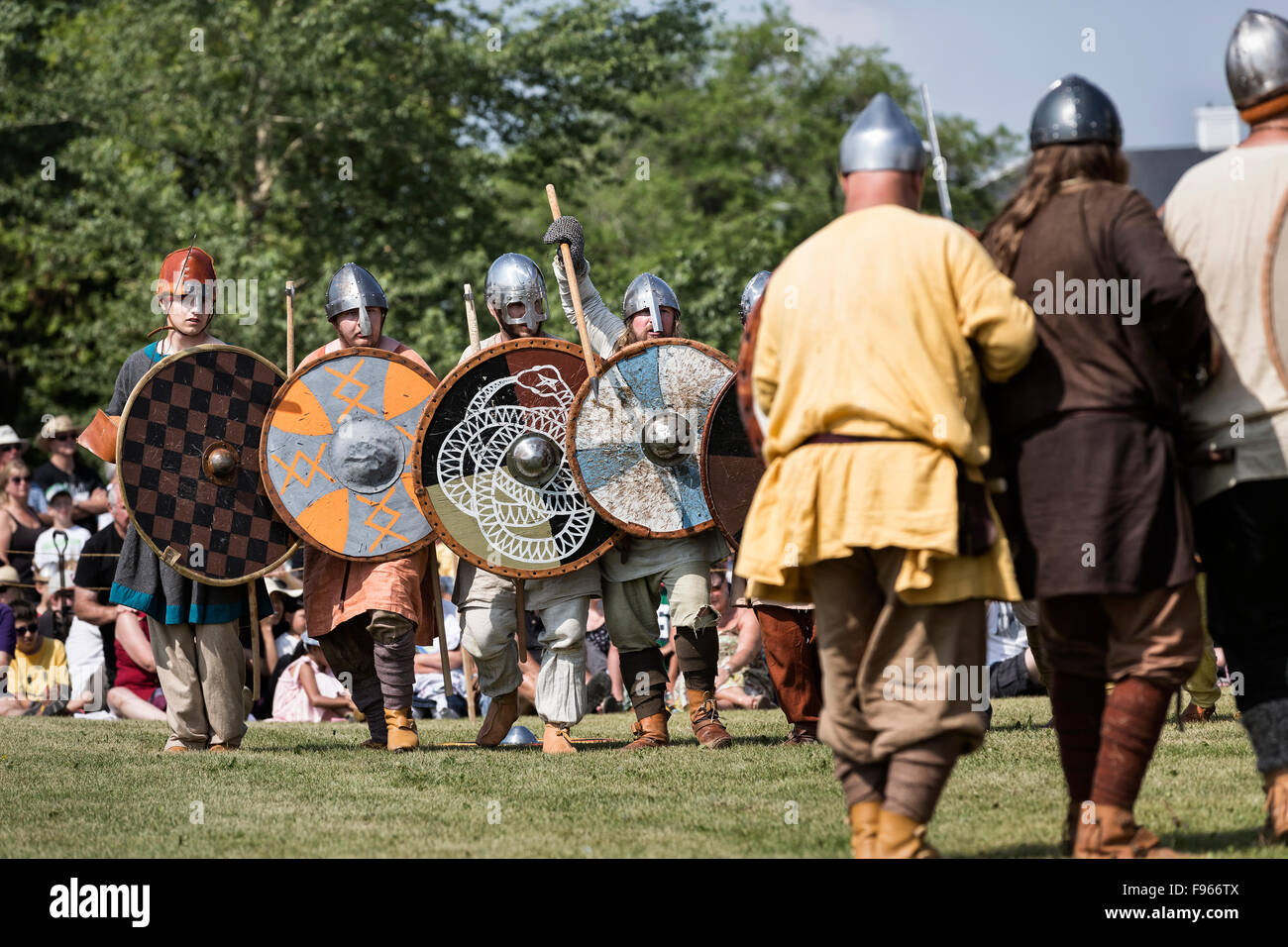 Vikings au combat à la 5ème Festival islandais du Manitoba, Gimli, Manitoba, Canada Banque D'Images