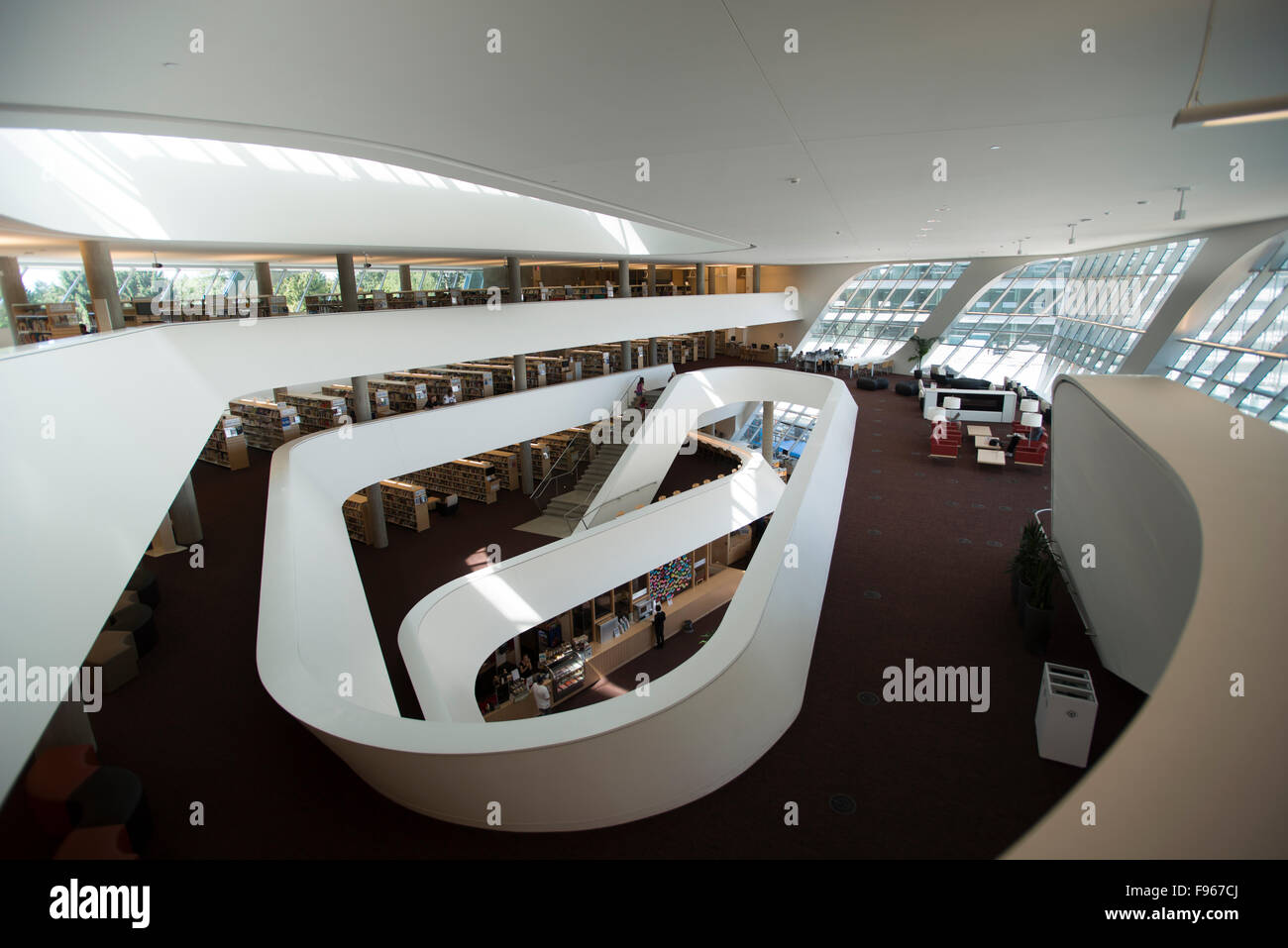 L'intérieur de la bibliothèque du centre-ville de Surrey, un bâtiment écologique certifié LEED Or. Surrey, Colombie-Britannique, Canada Banque D'Images