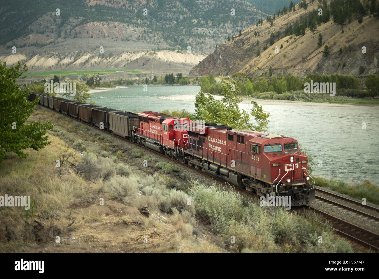 Le Canadien Pacifique (CP) jupes Train de charbon le long de la rivière Thompson, par Spences Bridge (Colombie-Britannique), Canada. L'industrie du charbon Banque D'Images