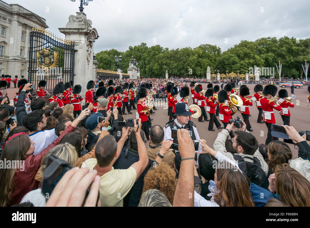 Changement de Garde de cérémonie a lieu dans le château de Windsor le 16 août 2014, à Windsor, en Angleterre. Les gardes en uniforme rouge britannique sont Banque D'Images