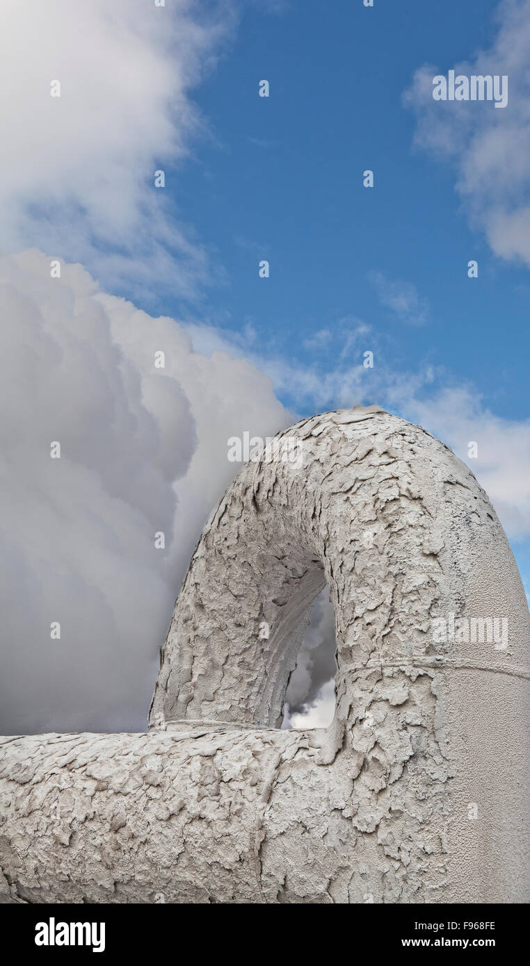 La décroissance industrielle et de silice sur les tuyaux au niveau de l'usine géothermique Bjarnarflag, Islande Banque D'Images