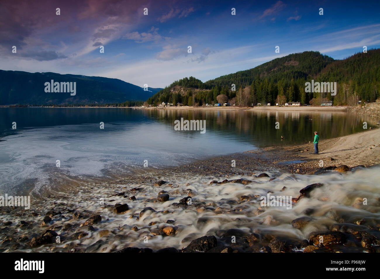 Le point de vue de voyageur saveurs être avait tout le long Mara Lake, près de Sicamous, dans la région de Shuswap de la Colombie-Britannique, Canada Banque D'Images