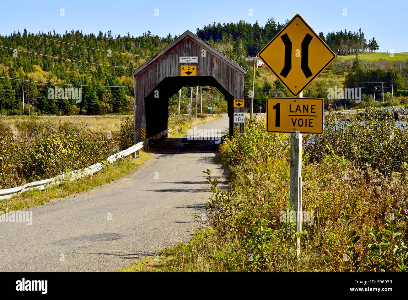 Une image horizontale du pont couvert à Tynemouth Creek Nouveau-brunswick Canada avec le panneau de signalisation indiquant la route réduite à Banque D'Images