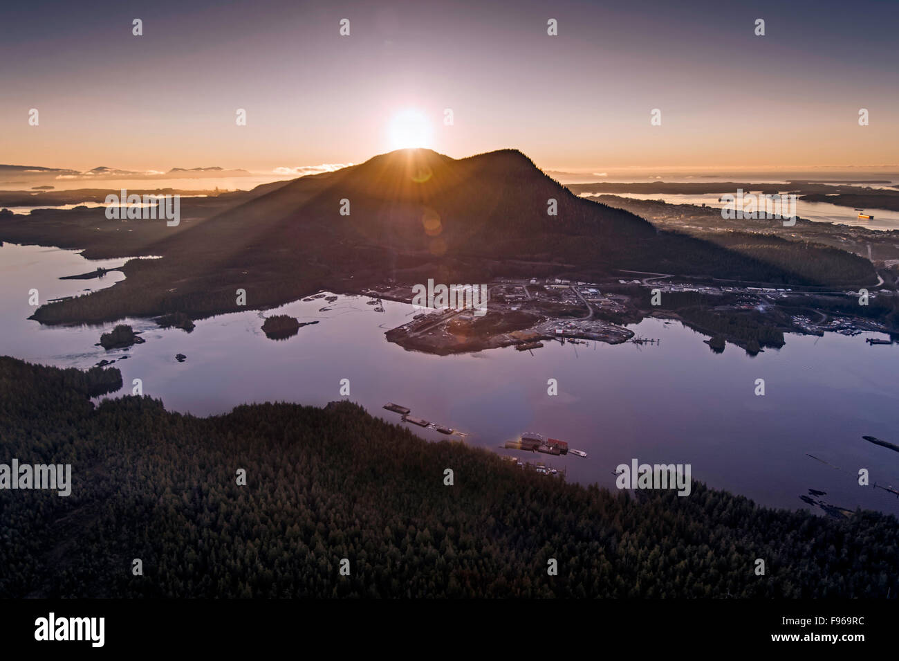 L'Île de Kaien avec soleil au coucher du soleil de l'antenne de Prince Rupert Novembre Banque D'Images
