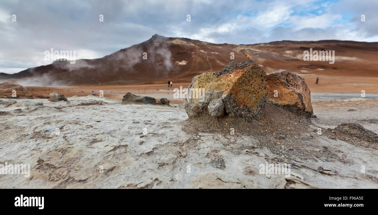 Sources d'eau chaude géothermique, Hverarond, Namaskard, Islande. Le secteur est caractérisé par des tourbières de boue bouillante et solfataras. Banque D'Images