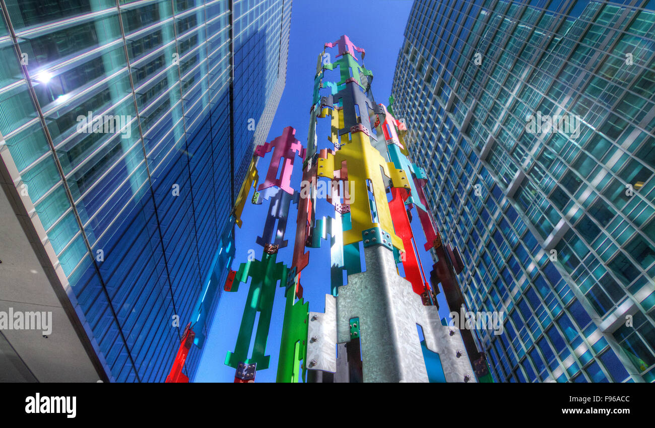 L'art public appelé 'Affichage' Structures humaines par Jonathan Borofsky entre les gratte-ciel de verre sur 555 Mission Street à San Banque D'Images