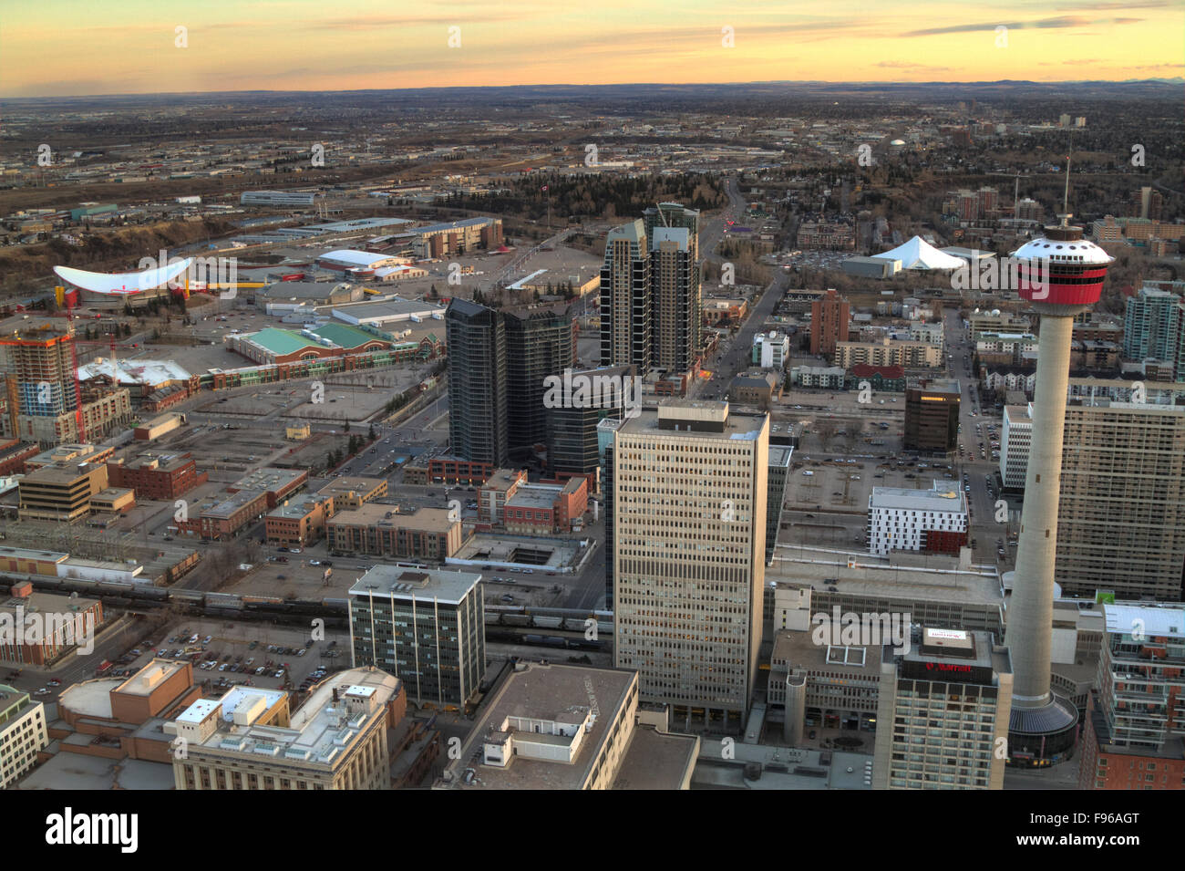 Le Saddledome, Stampede, Calgary Tower, Talisman Centre et Ouest Centre-ville de Calgary avant le coucher du soleil vu de la proue Banque D'Images